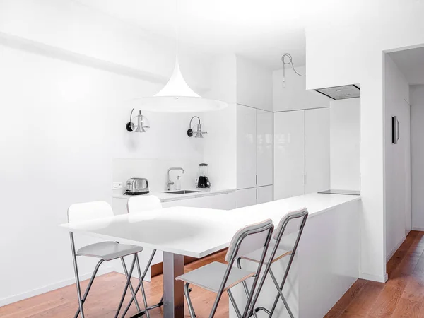 Nueva Cocina Elegante Luminosa Con Armarios Blancos Amplio Interior Moderno — Foto de Stock