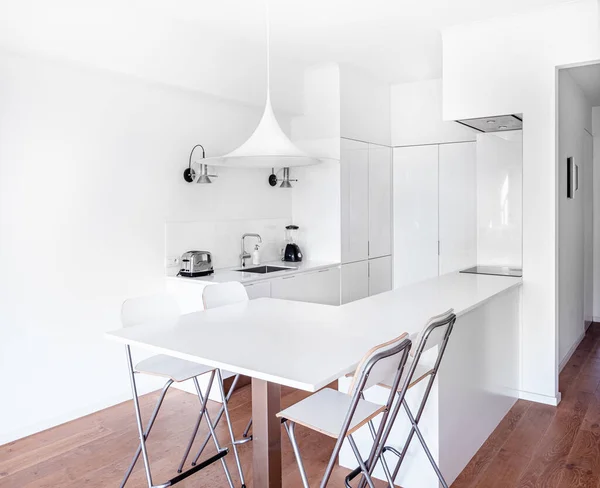 Nueva Cocina Elegante Luminosa Con Armarios Blancos Amplio Interior Moderno — Foto de Stock