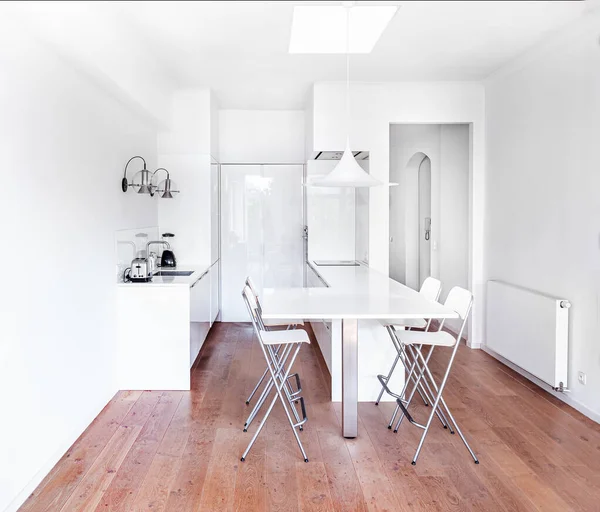 Nieuwe Stijlvolle Lichte Keuken Met Witte Kasten Ruim Modern Interieur — Stockfoto