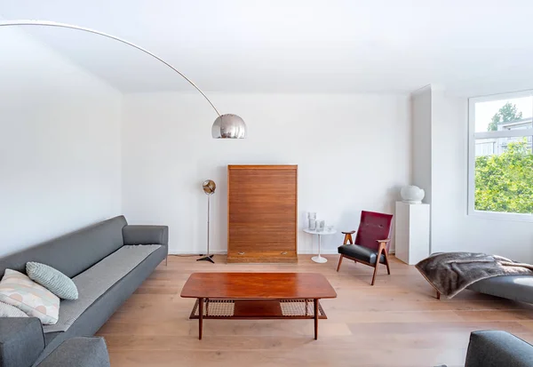 Minimal Elegante Luminoso Salón Con Suelo Madera Grandes Sofás Mesa — Foto de Stock