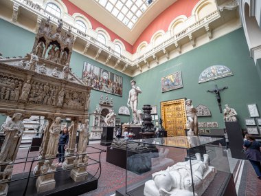 Londra mı? Birleşik Krallık. Aralık 2019. Victoria ve Albert Müzesi 'nin içi. V & A Müzesi, dekoratif sanatlar ve tasarım müzesi olup şehrin en çok ziyaret edilen müzelerinden biridir..