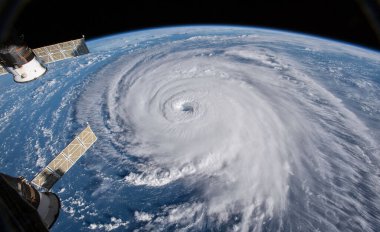 Uydu görüntüsü. Floransa Kasırgası Atlantik üzerinde ABD kıyılarına yakın. Bu görüntünün elementleri NASA tarafından desteklenmektedir.