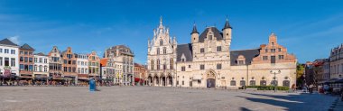 Güneşli bir günde Belçika 'daki Grote Markt ve Mechelen Cityhall Panorama