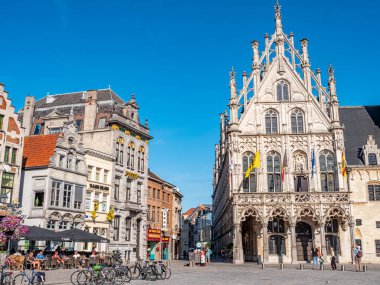 Mechelen, Belçika. Ağustos 2020. Belçika 'nın Mechelen şehrinde güneşli bir günde
