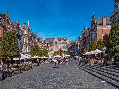 Leuven, Belçika. Ağustos 2020. Leuven, Belçika 'nın şehir manzarası. Güzel tarihi binalar, eski kasabadaki ünlü cepheleriyle .