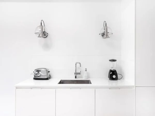 Nouvelle Cuisine Élégante Lumineuse Avec Armoires Blanches Spacieux Intérieur Moderne — Photo