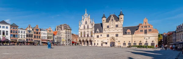 Güneşli bir günde Belçika 'daki Grote Markt ve Mechelen Cityhall Panorama