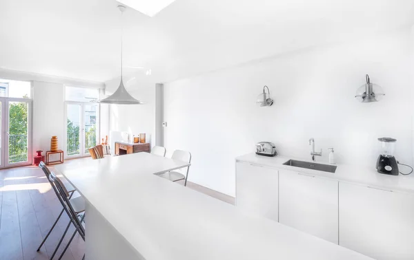 Nieuwe Stijlvolle Lichte Keuken Met Witte Kasten Ruim Modern Interieur — Stockfoto