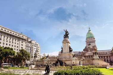 Buenos Aires Ulusal Kongre binasının görünümü, Arjantin, yeşil ağaçlarla çevrili, mavi bir yaz gökyüzüne karşı.