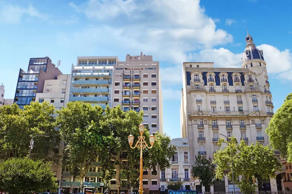 Skyline of historic and modern buildings in Buenos Aires, Argentina, surrounded by green trees, against a blue summer sky. — Stock Photo, Image