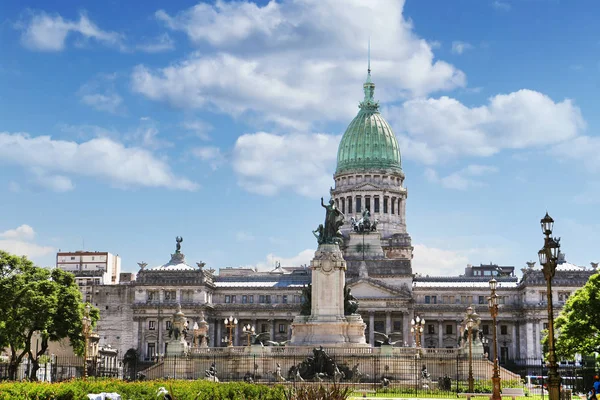 青い夏の空に緑の木に囲まれたアルゼンチン、ブエノスアイレスの国民議会ビルの正面図. — ストック写真