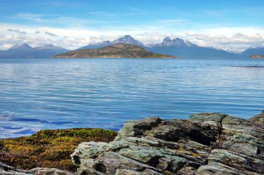 Tierra del Fuego Milli Parkı'ndaki Patagonya Dağları'nın ve Beagle Kanalı'nın mavi sularının panoramik manzarası.