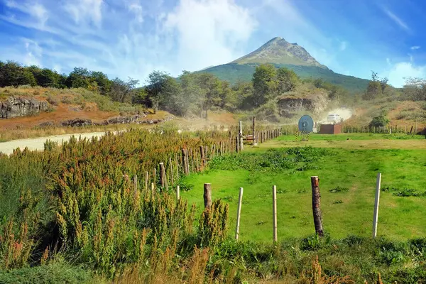 火地岛国家公园的全景，显示丘陵和火山被绿色植被和水包围，对蓝天. — 图库照片