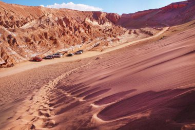 San Pedro de Atacama yakınlarındaki Mars Vadisi'nde kum tepeleri ve kayalık tepelerin mavi dramatik gökyüzüne karşı görünümü.