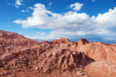 San Pedro de Atacama yakınlarındaki Mars Vadisi'nin mavi dramatik gökyüzüne karşı görünümü.