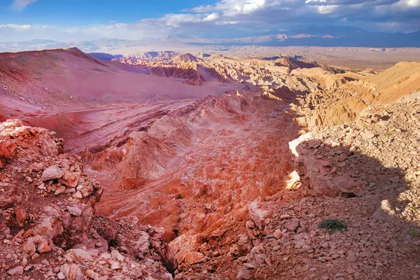 Panoramatický výhled do údolí Marsu nedaleko San Pedro de Atacama proti modrému dramatickému nebi nad sopkami. — Stock fotografie