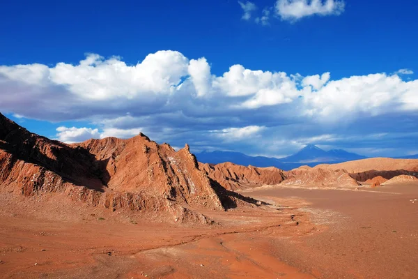 Θέα της κοιλάδας του Άρη κοντά στο Σαν Πέδρο ντε Ατακάμα ενάντια σε έναν μπλε δραματικό ουρανό. — Φωτογραφία Αρχείου