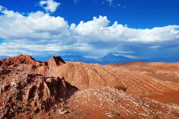 Vue de la vallée de Mars près de San Pedro de Atacama contre un ciel bleu dramatique . — Photo