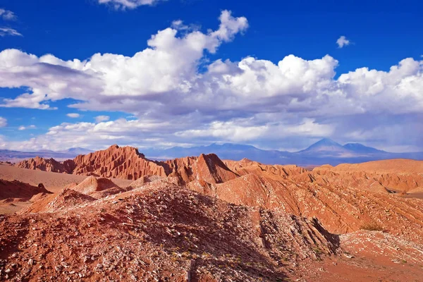 Vista do Vale de Marte perto de San Pedro de Atacama contra um céu azul dramático . — Fotografia de Stock