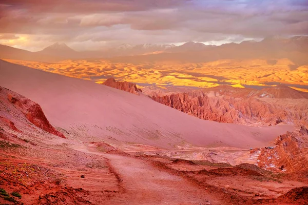 Panoramablick auf das Marstal bei San Pedro de Atacama vor einem warmen und farbenfrohen Sonnenuntergang über Vulkanen. — Stockfoto