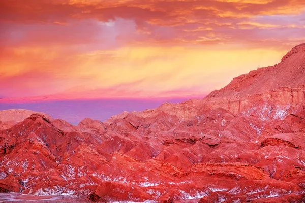 Vue panoramique de la vallée de Mars près de San Pedro de Atacama contre un ciel chaud et coloré au-dessus des volcans . — Photo