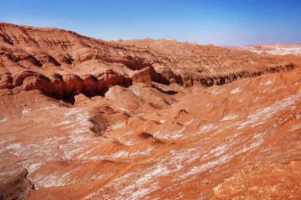 Paysage désertique de la vallée de la Lune aux couleurs rouge et orange près de San Pedro de Atacama, dans la partie nord du Chili, contre un ciel bleu . — Photo