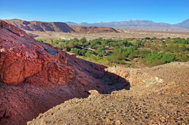 San Pedro de Atacama yakınlarındaki köy ve volkanlar Çöl manzara, Şili, Pukara de Quitor görüntülenen, bulutlar kaplı mavi bir gökyüzüne karşı.