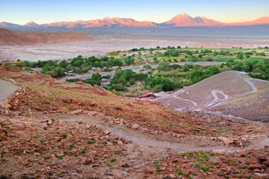 San Pedro de Atacama yakınlarındaki köy ve volkanlar Çöl manzara, Şili, Pukara de Quitor görüntülenen, mavi bir gökyüzüne karşı.