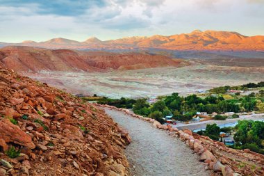 San Pedro de Atacama yakınlarındaki köy ve volkanlar Çöl manzara, Şili, Pukara de Quitor görüntülenen, bulutlar kaplı mavi bir gökyüzüne karşı.