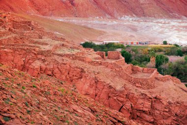 San Pedro de Atacama, Şili yakınlarındaki arkeolojik köy Pukara de Quitorand'ın çöl arazisi ve yakındaki bir köyden binalar.