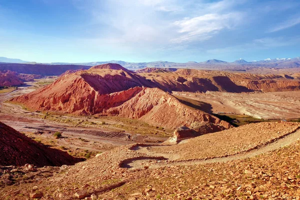 Wüstenlandschaft mit felsigen roten Hügeln und trockenem Fluss in der Nähe von San Pedro de Atacama, Chile, von pukara de quitor aus gesehen, vor blauem Himmel. — Stockfoto
