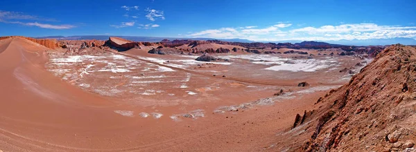 Blick auf Sanddünen und das Amphitheater im Mondtal in der Nähe von San Pedro de Atacama, Chile, vor blauem Himmel mit Wolken. — Stockfoto