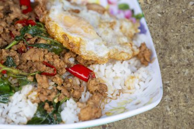 Fesleğen kızarmış domuz eti ve kızarmış yumurta ve pirinç atmak. Tayland Gıda.