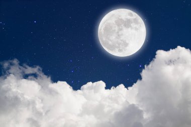 Romantik ay yıldızlı gece bulutlar üzerinde.