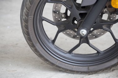 Boşluğu olan motosiklet tekerleği.