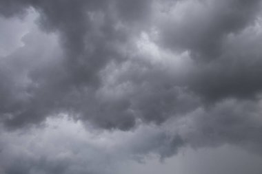 karanlık fırtına bulutları arka plan.