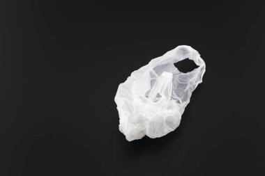 Plastik torba siyah arka plan üzerinde izole. Kırpma yolu.