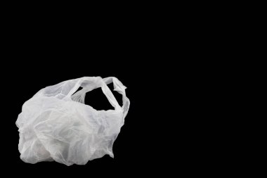 Plastik torba siyah arka plan üzerinde izole. Kırpma yolu.