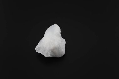 Plastik torba siyah arka plan üzerinde izole. Kırpma yolu.