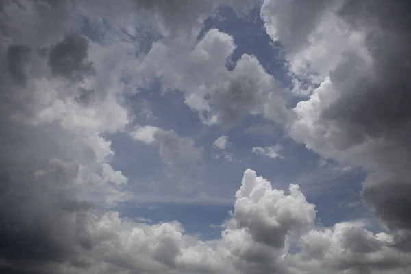 Dunkle Gewitterwolken Hintergrund. — Stockfoto