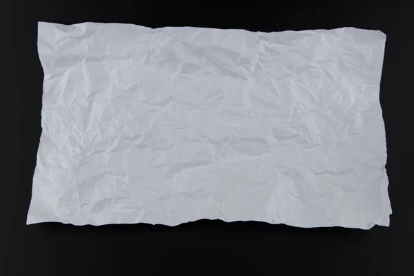 Papier zerknüllt isoliert auf schwarzem Hintergrund. Schneidpfad. — Stockfoto