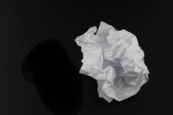 Papier zerknüllt isoliert auf schwarzem Hintergrund. Schneidpfad. — Stockfoto