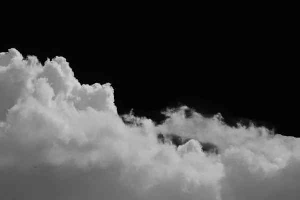 클리핑 경로가 있는 검은색 배경에 격리된 구름. — 스톡 사진