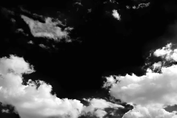 Nubes aisladas sobre fondo negro con ruta de recorte . — Foto de Stock