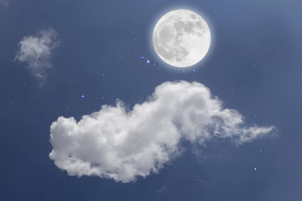 Vollmond mit Sternenhimmel und Wolken im Hintergrund. Romantische Nacht. — Stockfoto