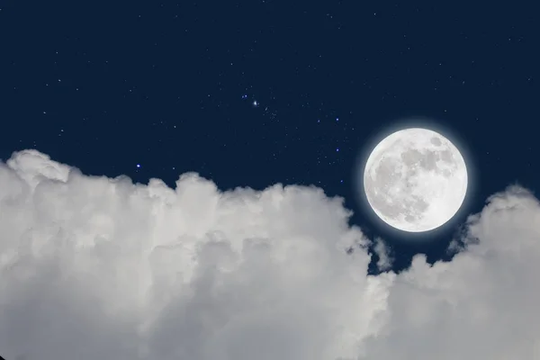 Volle maan met sterrenhemel en wolken achtergrond. Romantische nacht. — Stockfoto