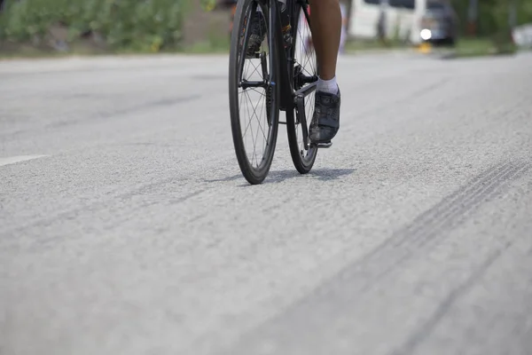 Ciclismo de competición, paseos en bicicleta por carretera de asfalto . — Foto de Stock