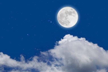 Yıldızlı ve bulutlar arka plan ile dolunay. Romantik gece. 