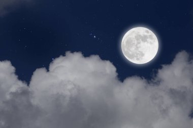 Yıldızlı ve bulutlar arka plan ile dolunay. Romantik gece. 