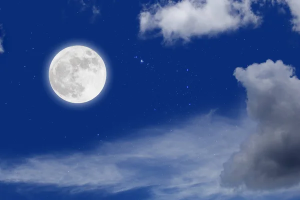 满月有星星和云彩背景。浪漫之夜. — 图库照片